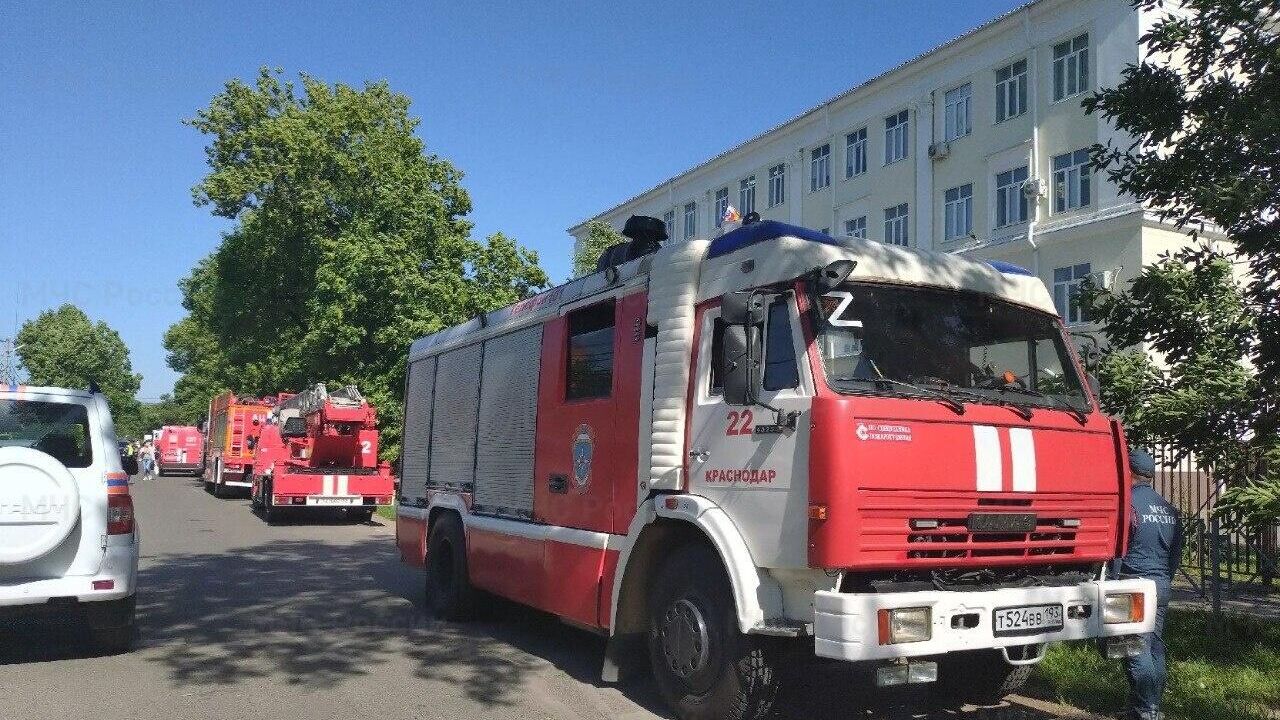 Порядка 12 детей пострадали из-за сорвавшейся кровли школы в Краснодаре -  Радио Sputnik, 25.05.2024