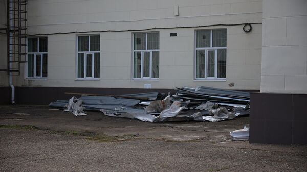 Ветер снес часть крыши школы №29 по улице имени Рылеева в Краснодаре