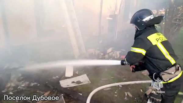 Тушение пожаров в домах двух белгородских поселков после обстрелов ВСУ