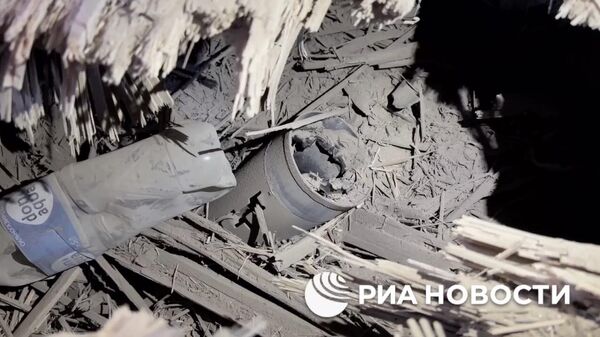 Место попадания ракеты в частный жилой дом в Донецке