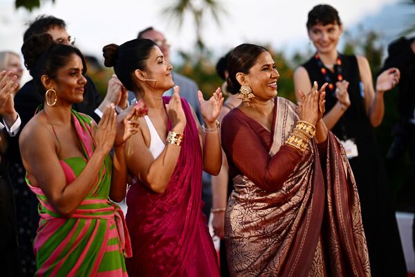 Индийские актрисы Кани Кусрути, Дивья Прабха и Чхая Кадам во время церемонии закрытия 77-й Каннский кинофестиваль в Каннах