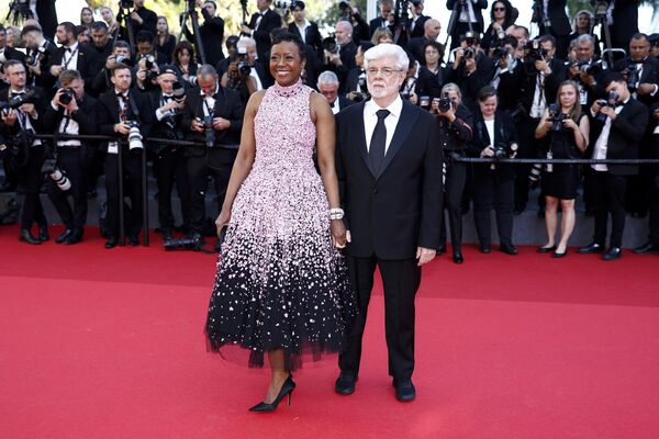 Американский режиссер Джордж Лукас и американская бизнесвумен Меллоди Хобсон прибывают на церемонию закрытия 77-го Каннского кинофестиваля в Каннах