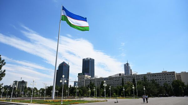 Государственный флаг Узбекистана на площади Дружбы народов в Ташкенте