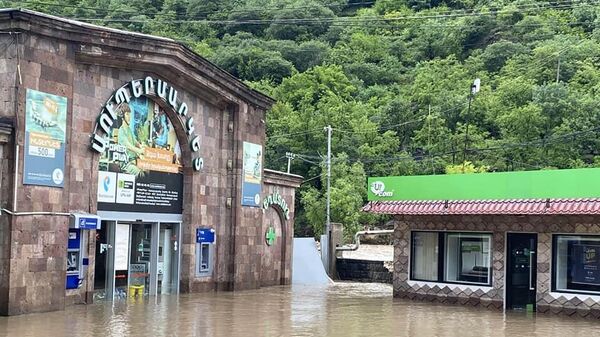 Последствия наводнения в городе Алаверди в Армении