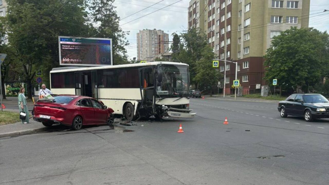 В Калининграде четыре человека пострадали в ДТП с маршруткой - РИА Новости,  04.06.2024