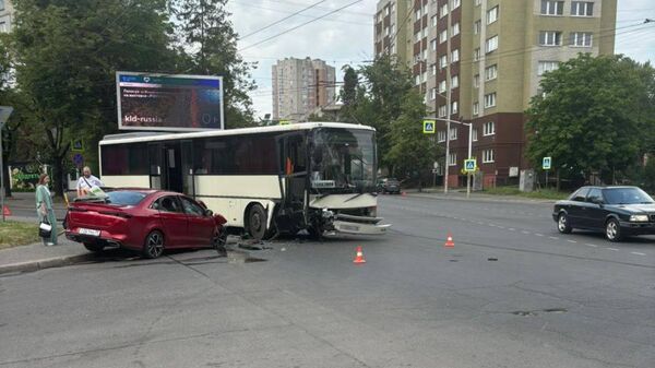Место ДТП с участием пассажирского автобуса в Калининграде