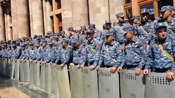 Полиция у здания правительства Армении перед митингом за отставку Пашиняна