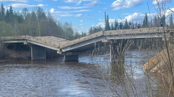Автомобильный мост, частично разрушенный в результате размытия талыми водами в Алданском районе Якутии