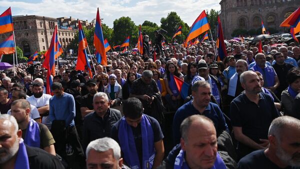 Участники митинга протеста с требованием отставки премьер-министра Армении Никола Пашиняна в Ереване