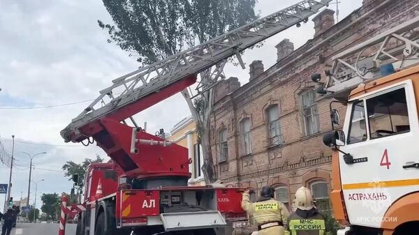 Место пожара в нежилом доме в Астрахани