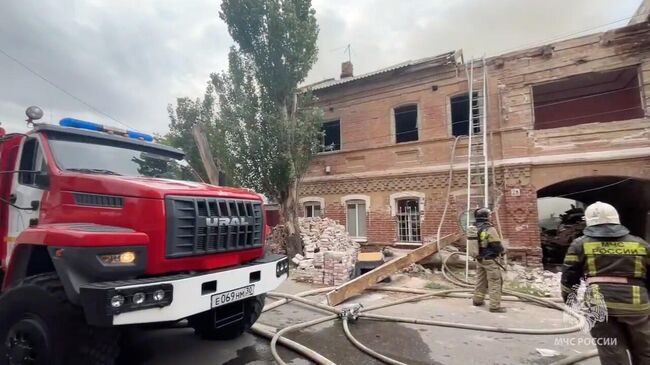 Место пожара в нежилом доме в Астрахани