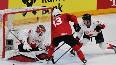 Сборная Канады во время встречи со сборной Швеции на Чемпионате мира по хоккею в Праге
