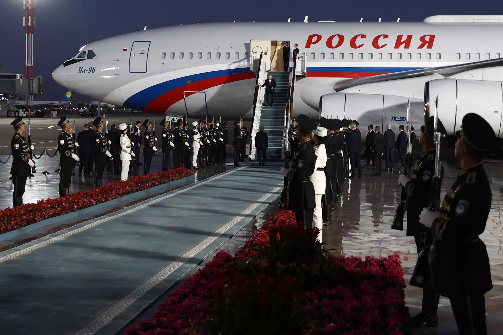 Президент РФ Владимир Путин и президент Узбекистана Шавкат Мирзиеев во время встречи в аэропорту Ташкента Президент РФ Владимир Путин и президент Узбекистана Шавкат Мирзиеев во время встречи в аэропорту Ташкента - РИА Новости, 1920, 27.05.2024
