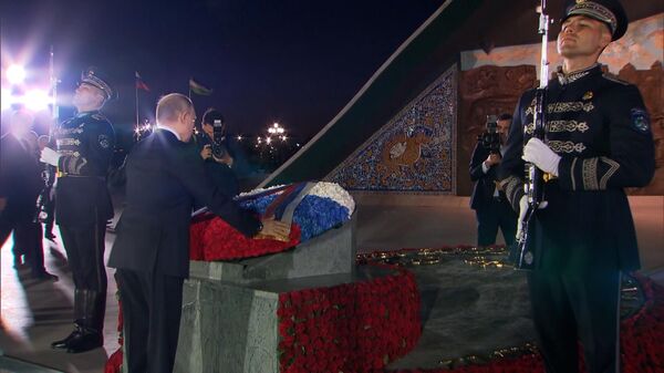 Возложение венков к монументу Независимости в Ташкенте