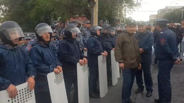 Тысячи протестующих собрались у резиденции Пашиняна
