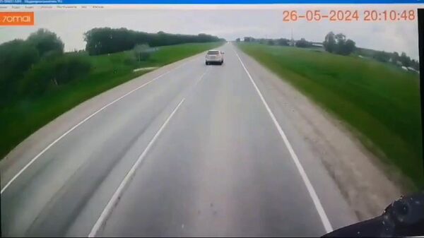 Момент столкновения легковой машины с грузовиком в Новосибирской области