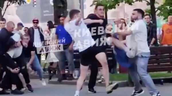 Кадр видео драки в Киеве