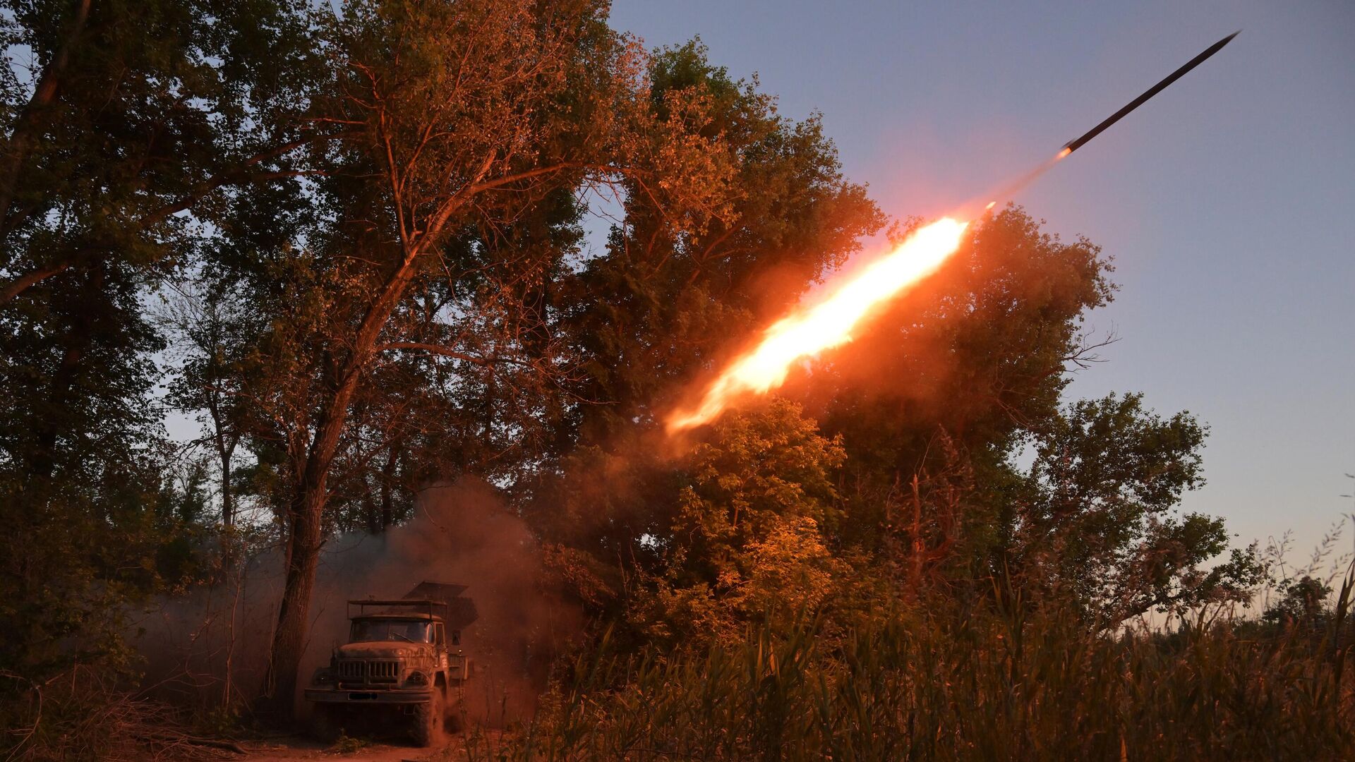 Военнослужащие ВС РФ ведут огонь из РСЗО 9К55 Град-1 в зоне проведения СВО  - РИА Новости, 1920, 30.08.2024