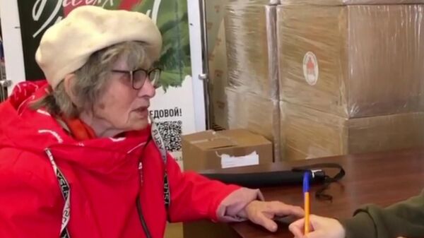 Скриншот из видео передачи пенсионерки из Челябинска своих накоплений в фонд Все для Победы