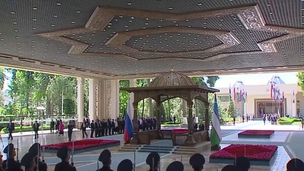 Путин прибыл к Президентскому дворцу в резиденции президента Узбекистана