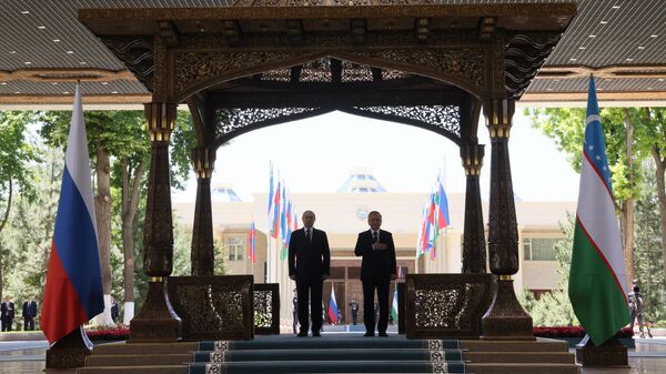 Президент РФ Владимир Путин и президент Узбекистана Шавкат Мирзиеев во время встречи в государственной резиденции Куксарой