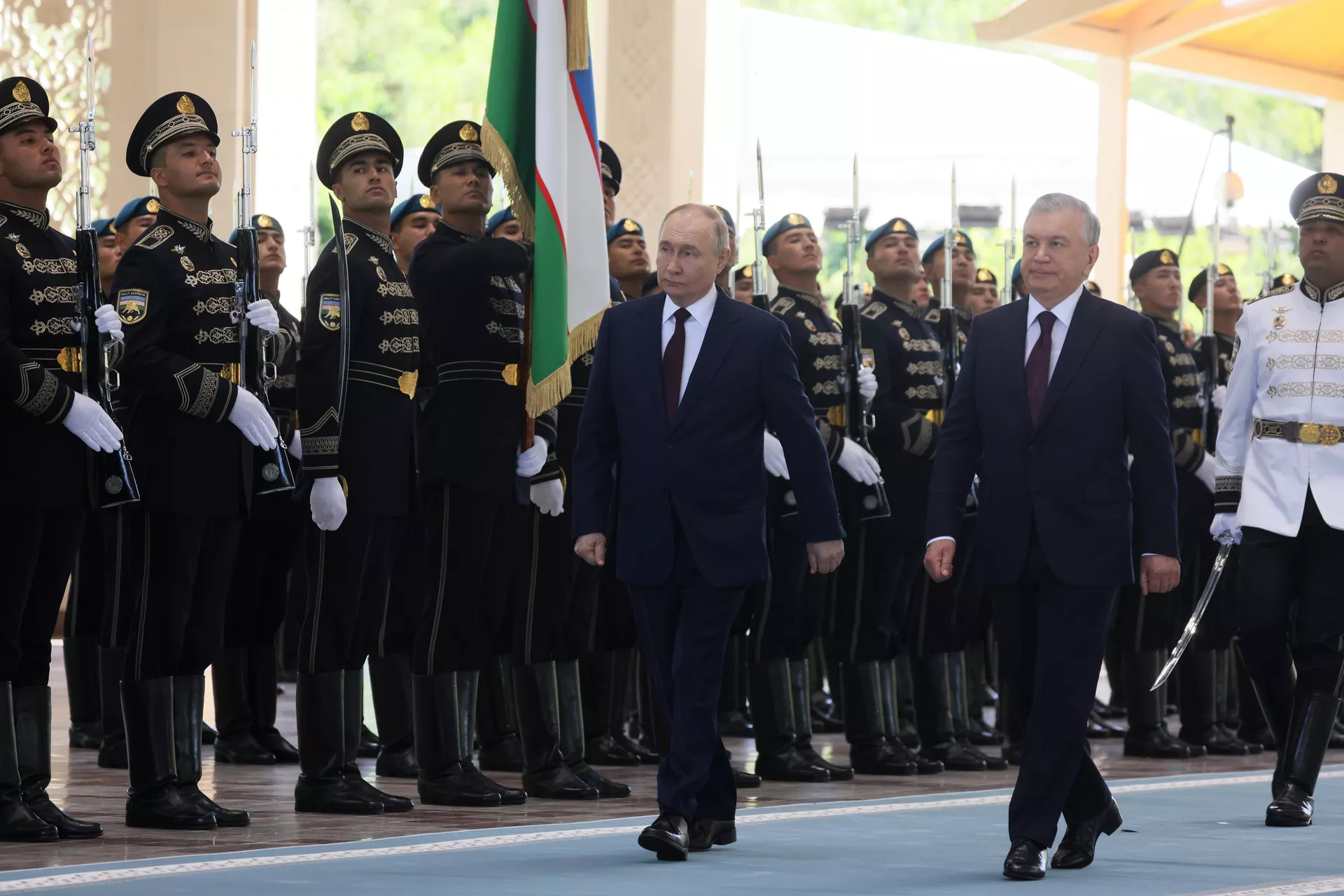 Президент РФ Владимир Путин и президент Узбекистана Шавкат Мирзиеев во время встречи в государственной резиденции Куксарой Президент РФ Владимир Путин и президент Узбекистана Шавкат Мирзиеев во время встречи в государственной резиденции Куксарой - РИА Новости, 1920, 27.05.2024