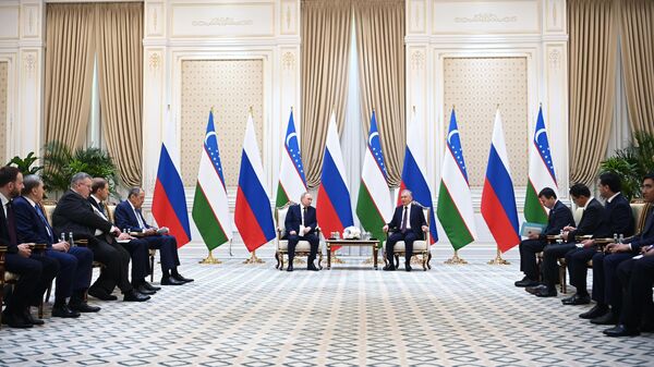 Президент РФ Владимир Путин и президент Узбекистана Шавкат Мирзиеев во время встречи в государственной резиденции Куксарой