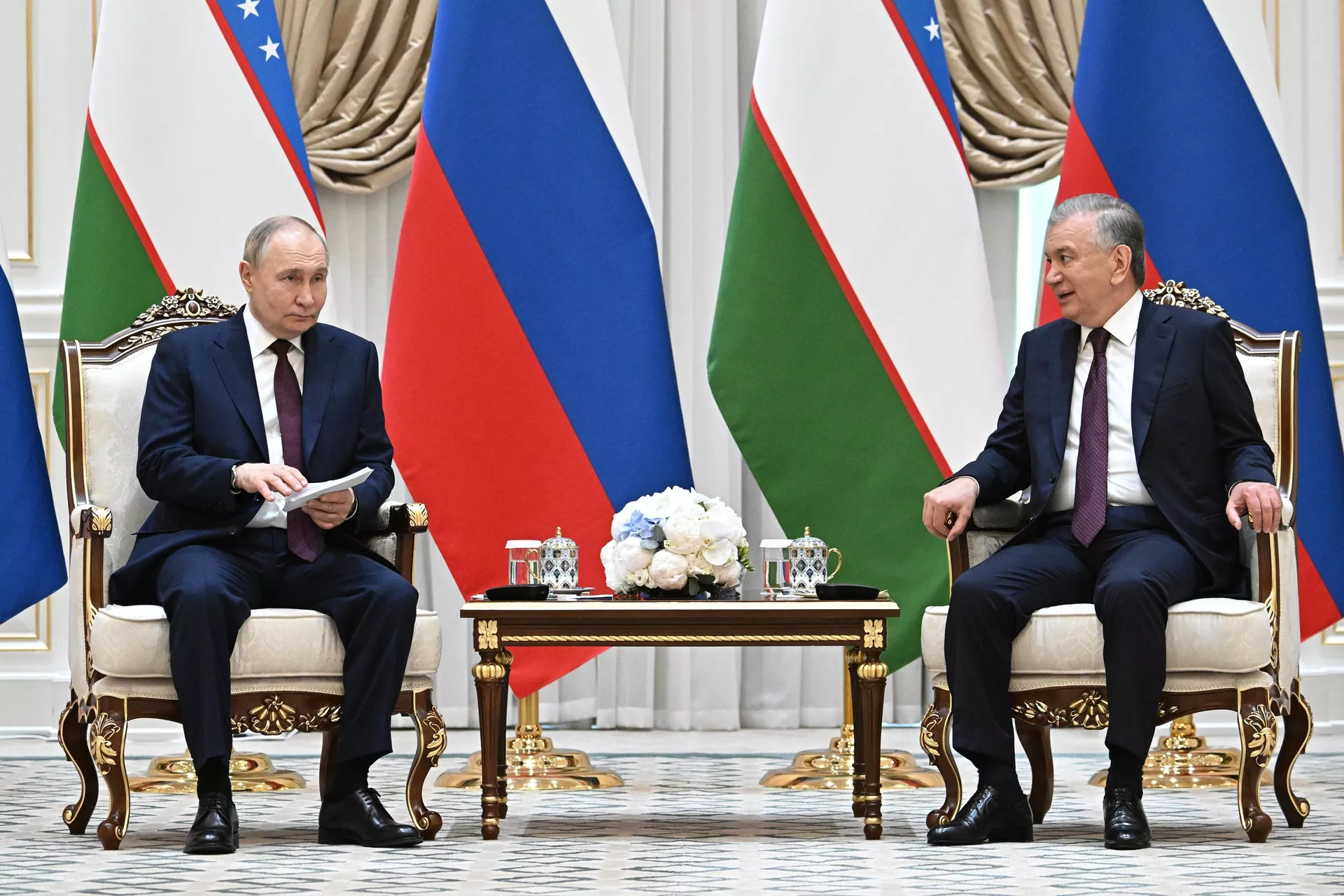 Президент РФ Владимир Путин и президент Узбекистана Шавкат Мирзиеев во время встречи в государственной резиденции Куксарой Президент РФ Владимир Путин и президент Узбекистана Шавкат Мирзиеев во время встречи в государственной резиденции Куксарой - РИА Новости, 1920, 27.05.2024