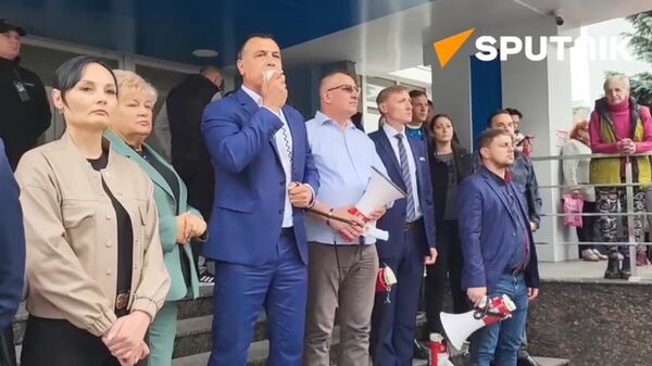 Акция в поддержку Евгении Гуцул перед зданием суда Кишинева