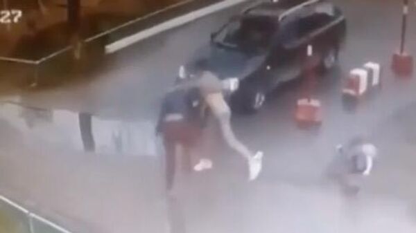 Кадр видео, на котором видно, как двое мужчин дерутся при детях в Перми