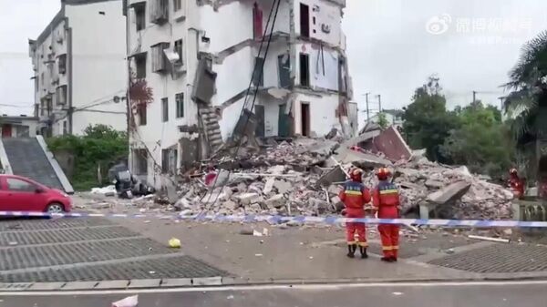 Место обрушения жилого дома в провинции Аньхой на востоке Китая