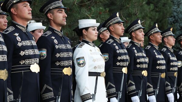 Военнослужащие роты почетного караула во время встречи президента РФ Владимира Путина в аэропорту Ташкента