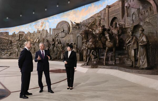Президент РФ Владимир Путин и президент Узбекистана Шавкат Мирзиеев во время посещения парка Новый Узбекистан в Ташкенте