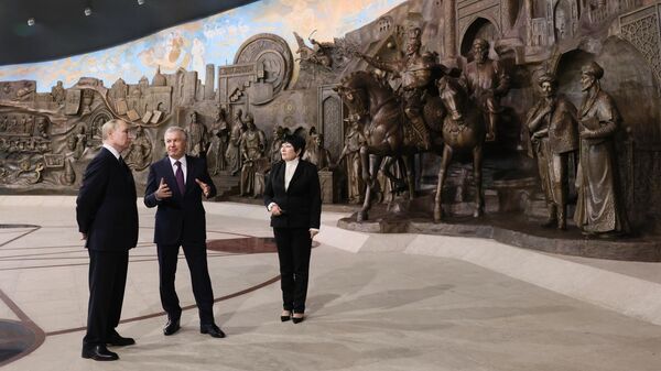 Президент РФ Владимир Путин и президент Узбекистана Шавкат Мирзиеев во время посещения парка Новый Узбекистан в Ташкенте