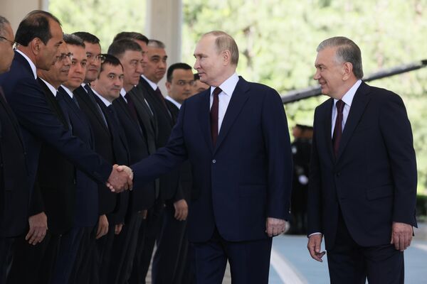 Президент РФ Владимир Путин и президент Узбекистана Шавкат Мирзиеев (справа) во время встречи в государственной резиденции Куксарой