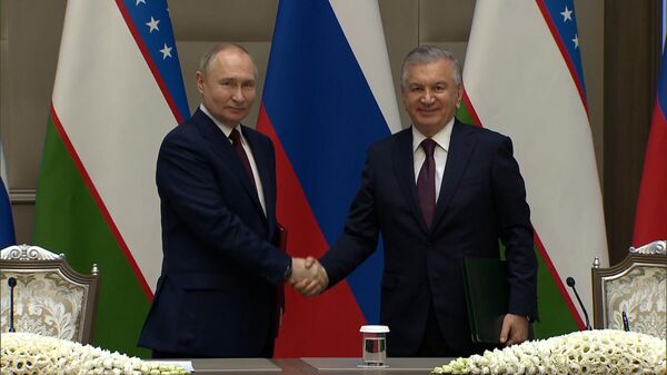 Подписание документов в рамках визита президента РФ Владимира Путина в Узбекистан
