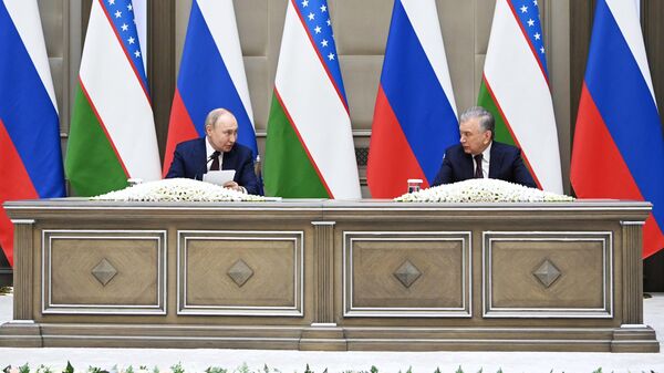 Президент РФ Владимир Путин и президент Узбекистана Шавкат Мирзиеев делают заявление для СМИ по итогам переговоров
