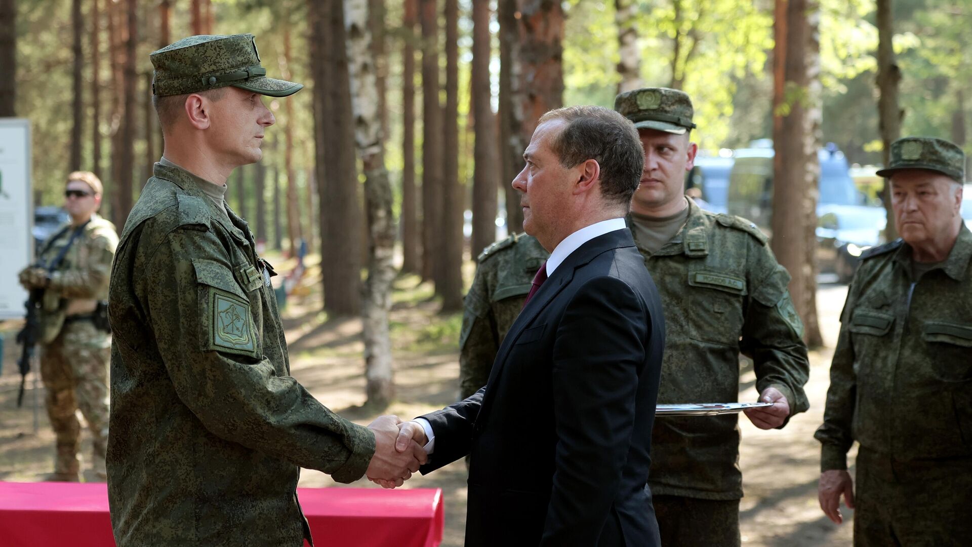 Заместитель председателя Совета безопасности РФ Дмитрий Медведев награждает государственными наградами военнослужащих ВС РФ во время посещения полигона Песочненский в Ленинградской области - РИА Новости, 1920, 27.05.2024