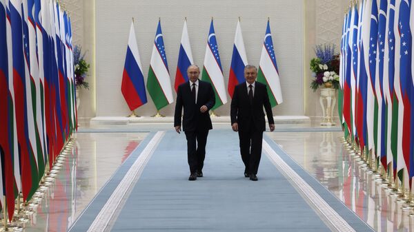 Президент РФ Владимир Путин и президент Узбекистана Шавкат Мирзиеев после российско-узбекистанских переговоров в государственной резиденции Куксарой