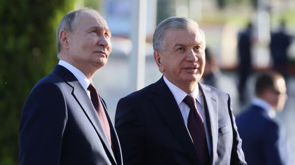 Президент РФ Владимир Путин и президент Узбекистана Шавкат Мирзиеев во время посещения мемориального комплекса Парк Победы в Ташкенте