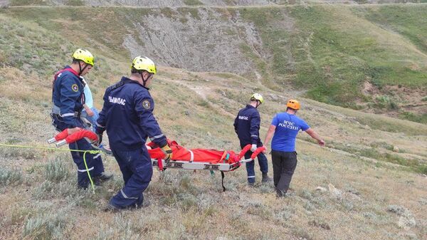 Спасатели МЧС транспортируют упавшую с 50-ти метровой скалы девушку на горе Васюковка в Феодосии. 27 мая 2024