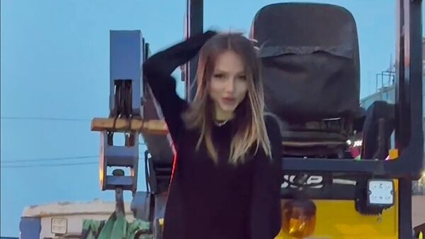 Кадр видео с девушкой, танцующей на эвакуаторе в Екатеринбурге