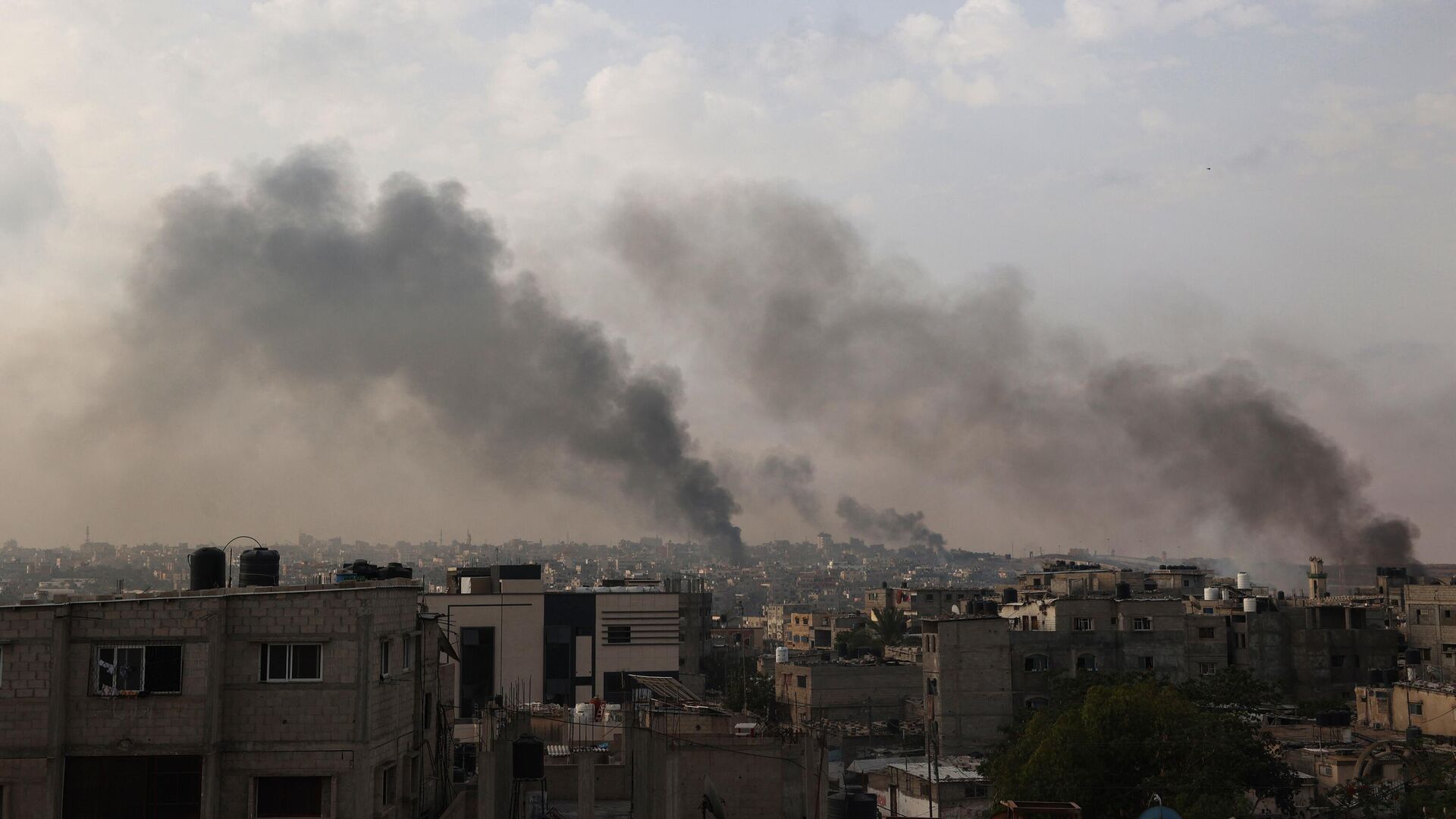 Дым после израильских ударов по городу Рафах на юге сектора Газа. 28 мая 2024 - РИА Новости, 1920, 28.05.2024