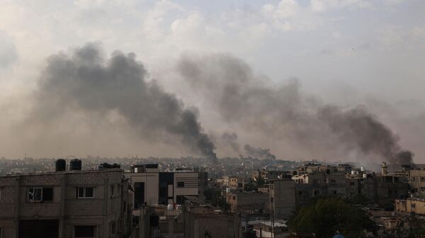 Дым после израильских ударов по городу Рафах на юге сектора Газа. 28 мая 2024