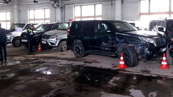 Разбитые автомобили на территории автобазы правительства Магаданской области