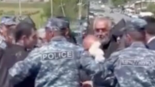 Полицейские попытались воспрепятствовать входу Католикоса всех армян Гарегина II в мемориальный комплекс Сардарапат