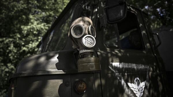 Противогаз на военной машине украинских военнослужащих