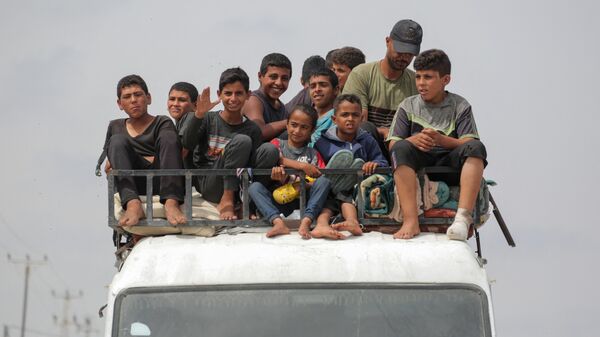 Палестинцы, которые покинули Рафах после возобновления израильских ударов, прибывают в Хан-Юнис