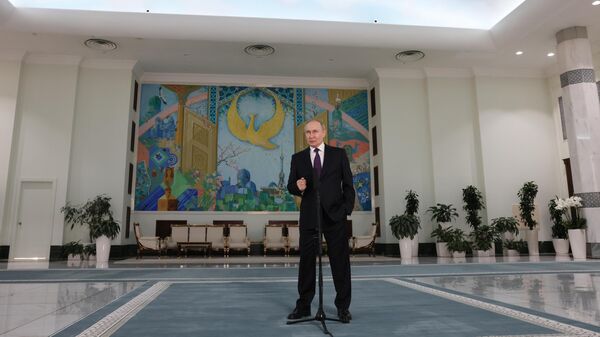 Президент РФ Владимир Путин отвечает на вопросы российских СМИ по итогам государственного визита в Узбекистан