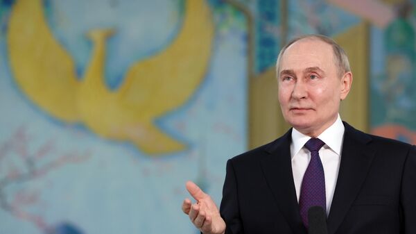 Президент России Владимир Путин отвечает на вопросы российских СМИ по итогам государственного визита в Узбекистан